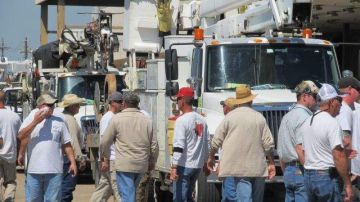Trabajadores y equipos de Center Point Energy salieron de Houston a Louisiana para ayudar a restablecer las líneas de electricidad arrasadas por el huracán Isaac.