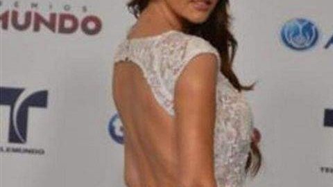 La actriz mexicana Marlene Favela durante su llegada a los Premios Tu Mundo en Miami, Florida.