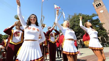 Las porristas y la banda de la universidad celebraron ayer la primera temporada de fútbol de USC que contará con el servicio de la línea Expo.