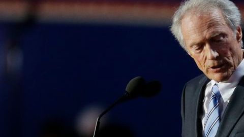 Clint Eastwood le habla a una silla vacía en la Convención Nacional Republicana.