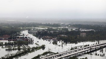 En esta foto aérea se observa la carretera interestatal 10, parcialmente sumergida en el agua en LaPlace, Louisiana.