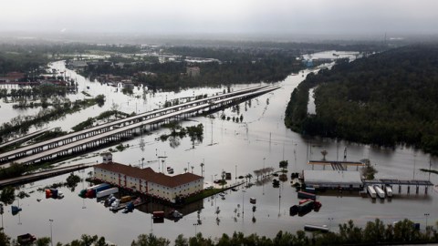 En esta foto aérea se observa la carretera interestatal 10, parcialmente sumergida en el agua en LaPlace, Louisiana.