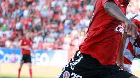 El delantero de Xolos, Duvier Riascos encara al jugador de Jaguares, Luis Esqueda, durante el juego de ayer en el Estadio Caliente.