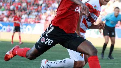 El delantero de Xolos, Duvier Riascos encara al jugador de Jaguares, Luis Esqueda, durante el juego de ayer en el Estadio Caliente.