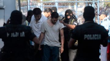 Un grupo de falsos periodistas mexicanos que decían trabajar para Televisa, detenidos en Nicaragua con millones de dólares, son conducidos a la corte para enfrentar varios cargos adicionales.