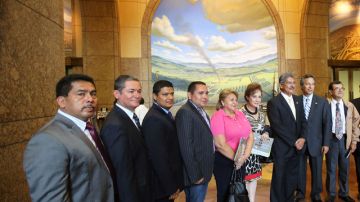 Alcaldes de varias ciudades de  El Salvador visitan el edificio de  Metro Transit en LA.