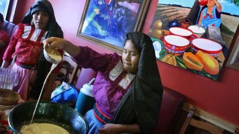 La preparación del Tejate toma dos días y es una tradición que pasa de madre a hija por generaciones.
