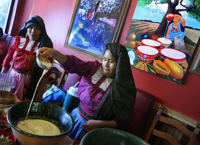 La preparación del Tejate toma dos días y es una tradición que pasa de madre a hija por generaciones.