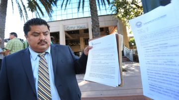 El abogado de los demandantes James Segall-Gutierrez, muestra los documentos frente al Ayuntamiento de Anaheim.