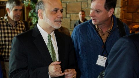 Ben Bernanke, presidente de la Fed (izq.), platica con Charles Evans, presidente y CEO del Banco de la Reserva Federal en  Chicago. Bernanke consideró ayer que la situación económica estadounidense está "lejos de ser satisfactoria