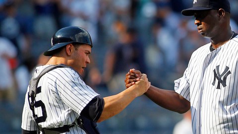 El taponero Rafael Soriano, de Yanquis (der.), cambia el clásico saludo con su catcher Russell Martin después de sacar el out número 27.