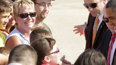 El presidente Barack Obama saluda a unos simpatizantes tras su arribo al aeropuerto de  Sioux City, Iowa, donde  inicia una gira como parte de su campaña de reelección.