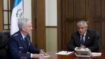 El presidente de Guatemala, Otto Pérez Molina (d), se reúne con el jefe del Comando Sur de EEUU, general Douglas Fraser (i), en  Guatemala.