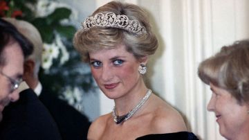 Diana de Gales es recordada cada año con flores y tarjetas que dejan ante el palacio de los Windsor.
