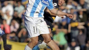 El jugador del Boca Juniors Leandro Somoza (d) disputa el balón con Fedérico González (i), del Atlético de Rafaela.