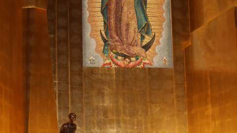 El Arzobispo José Gomez bendice el relicario con el pedazo de la Tilma de San Juan Diego en su nueva capilla dentro de la Catedral de Los  Ángeles.