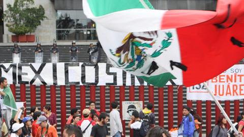 Centenares de personas protestaban frente al Congreso mexicano contra el Gobierno actual.