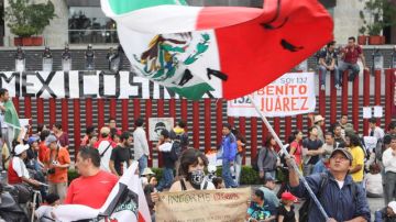 Centenares de personas protestaban frente al Congreso mexicano contra el Gobierno actual.