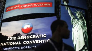 Un joven se detiene frente a una pantalla en  Time Warner Cable Arena en Charlotte, Carolina del Norte, durante los preparativos de la Convención Nacional Demócrata.