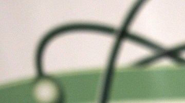 El presidente de Irán, Mahmoud Ahmadinejad, hablaba en  ceremonia y alegaba el uso pacífico de la energía nuclear por su país.