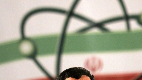 El presidente de Irán, Mahmoud Ahmadinejad, hablaba en  ceremonia y alegaba el uso pacífico de la energía nuclear por su país.