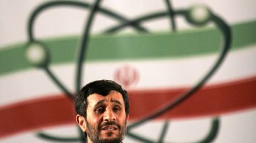 El presidente de Irán, Mahmoud Ahmadinejad, hablaba en  ceremonia y alegaba el uso pacífico de la energía nuclear por su país.