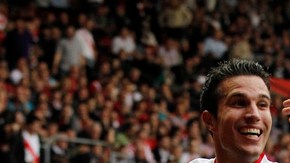 Van Persie (izq.) ya había anotado un gol y fallado un penal cuando empató el partido...  en los descuentos dictó sentencia con el 3-2.