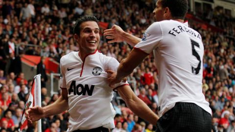 Van Persie (izq.) ya había anotado un gol y fallado un penal cuando empató el partido... en los descuentos dictó sentencia con el 3-2.