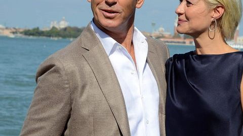 Pierce Brosnan y la actriz Trine Dyrholm presentaron filme ayer en Venecia.