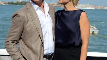 Pierce Brosnan y la actriz Trine Dyrholm presentaron filme ayer en Venecia.
