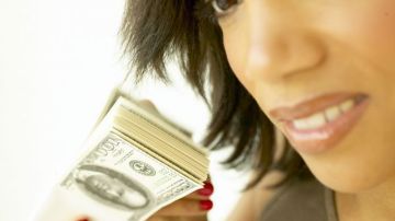 La mujer puede hacer buenas decisiones financieras cuando tiene algún dinero para invertir.
