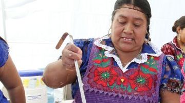 Amalia Gutiérrez, de San Marcos Tlapazola, Oaxaca, sirve un vaso del nutritivo y delicioso tejate.
