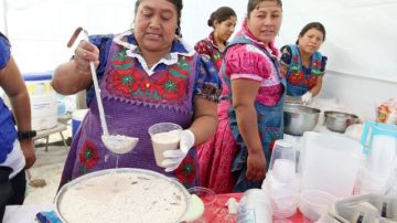 Amalia Gutiérrez, de San Marcos Tlapazola, Oaxaca, sirve un vaso del nutritivo y delicioso tejate.