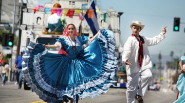 Dos danzantes recrean el folklore salvadoreño como parte del desfile anual por la independencia del país centroamericano, realizado ayer en Hollywood.