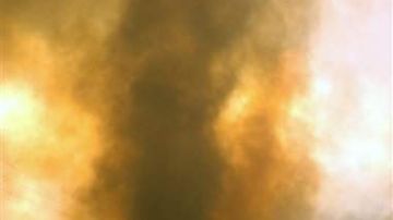 El humo del incendio se elevaba en una gran nube que podía verse desde la costa hasta la zona desértica.