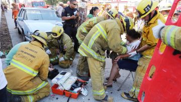 Bomberos ayudan a víctimas de accidente la semana pasada en el Sur de Los  Ángeles. El choque fue causado por un chofer de 100 años de edad.