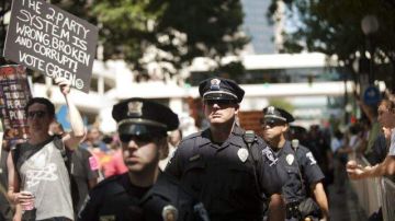 Miles de policías, incluyendo muchos llegados de distintos estados del país, refuerzan desde hoy la seguridad en Charlotte.