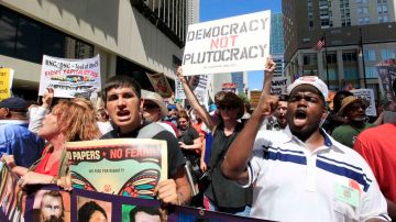 Una delegación diferente de inmigrantes indocumentados se suma a una marcha contra Wall Street South.