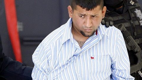 Agentes federales custodian a David Rosales Guzmán, alias 'El Comandante Diablo', presunto capo del cártel del Golfo.
