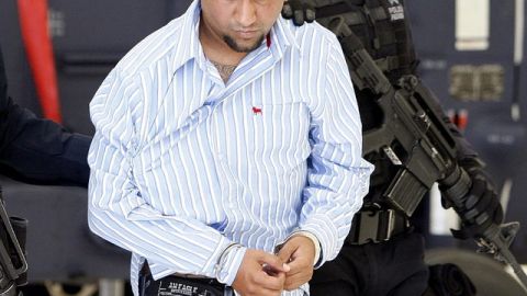 Agentes federales custodian a David Rosales Guzmán, alias 'El Comandante Diablo', presunto capo del cártel del Golfo.