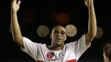 Adriano también jugó con la selección de Brasil y con clubes como Corinthians y Sao Paulo.