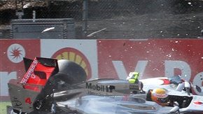 El choque entre Fernando Alonso, Lewis Hamilton, Checo Pérez y Grosjean fue aparatoso.
