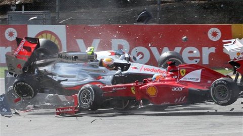 El choque entre Fernando Alonso, Lewis Hamilton, Checo Pérez y Grosjean fue aparatoso.