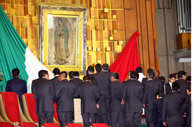 Jugadores del Santos rezan ante la   Virgen de Guadalupe. En el recuadro, Oribe saluda al Presidente Calderón.
