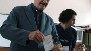 Fox mientras emitía su voto durante los comicios electorales en México.