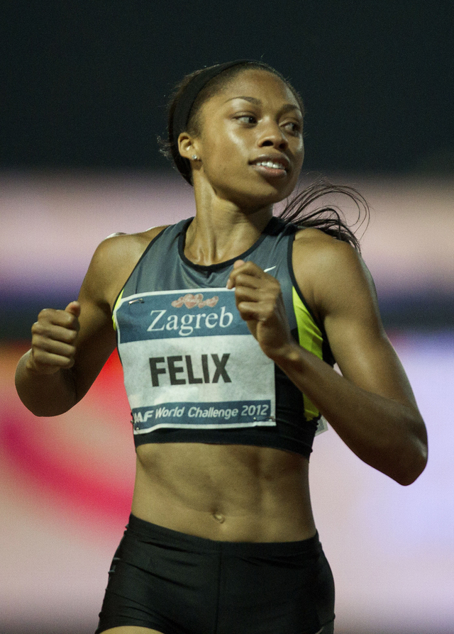 Allyson Felix, feliz al ganar los 200 metros.