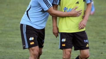 Roberto Soldado (izq.) cubre a David Villa durante el entrenamiento vespertino de la selección nacional en la Ciudad del Futbol.