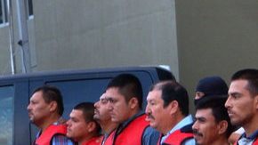 Agentes mexicanos escoltaban ayer a 10 presuntos delincuentes ligados a la organización criminal de Los Zetas.