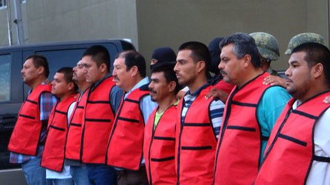 Agentes mexicanos escoltaban ayer a 10 presuntos delincuentes ligados a la organización criminal de Los Zetas.