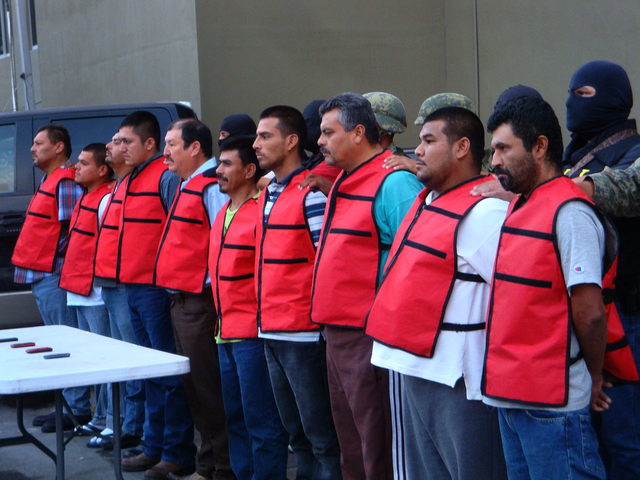 Agentes mexicanos escoltaban ayer a 10 presuntos delincuentes ligados a la organización criminal de Los Zetas.